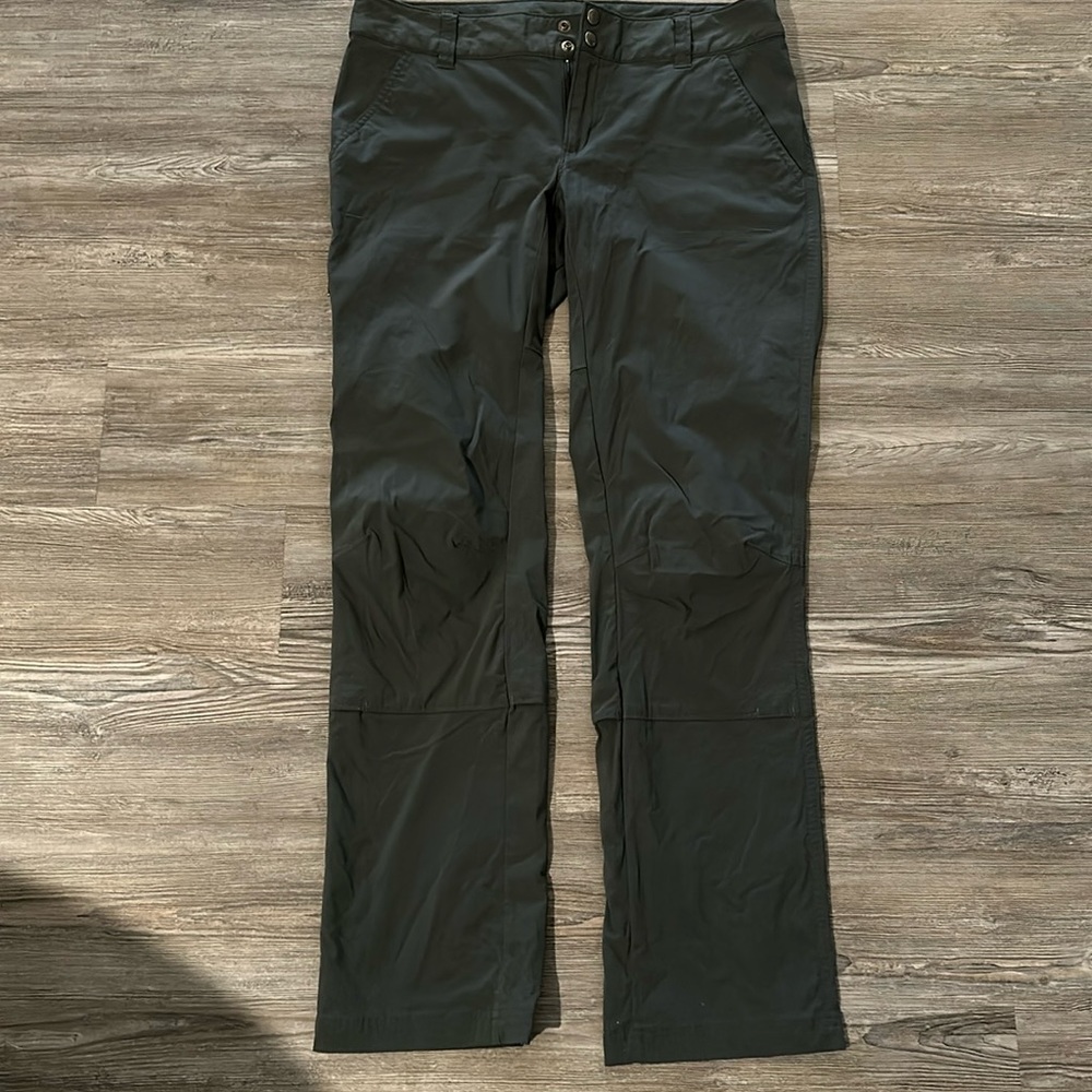 Women’s Columbia sportswear pants.